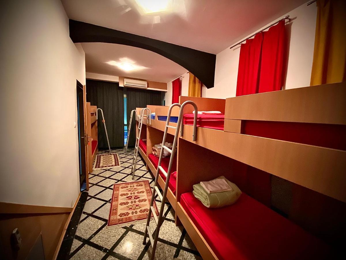 מוסטר Hostel Backpackers מראה חיצוני תמונה