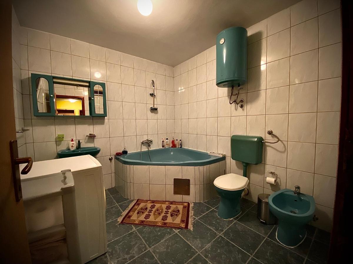 מוסטר Hostel Backpackers מראה חיצוני תמונה