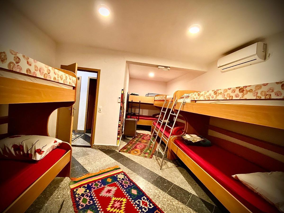 מוסטר Hostel Backpackers מראה חיצוני תמונה