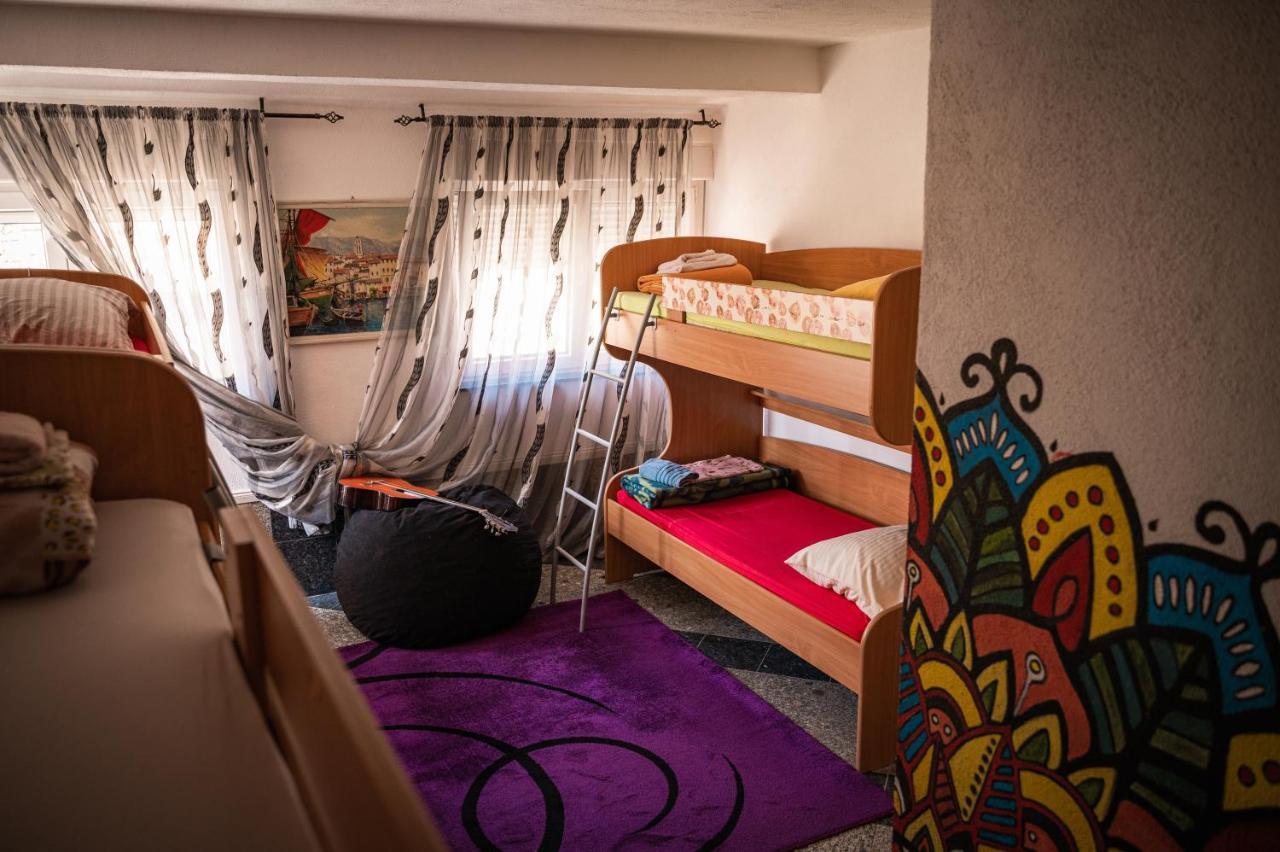 מוסטר Hostel Backpackers מראה חיצוני תמונה