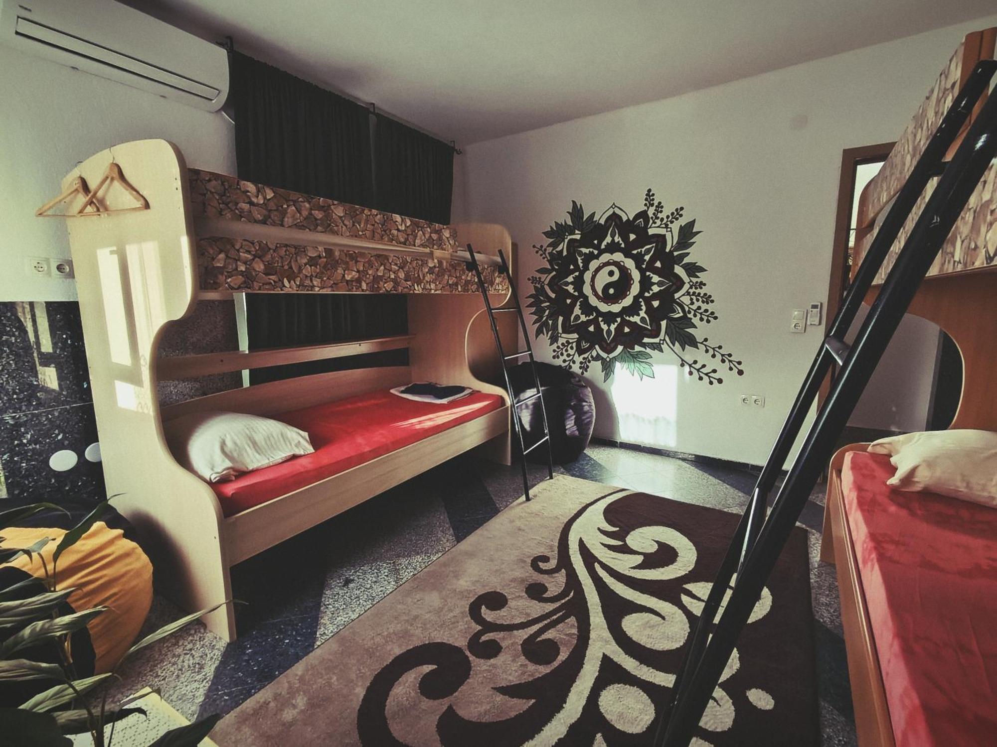 מוסטר Hostel Backpackers מראה חיצוני תמונה