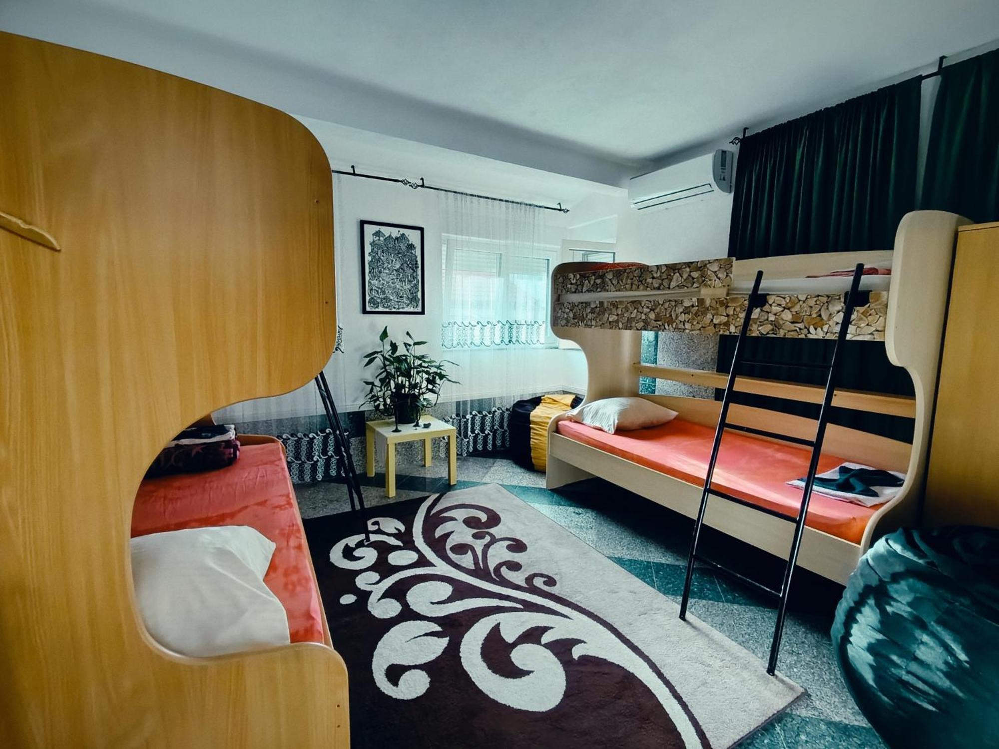 מוסטר Hostel Backpackers מראה חיצוני תמונה